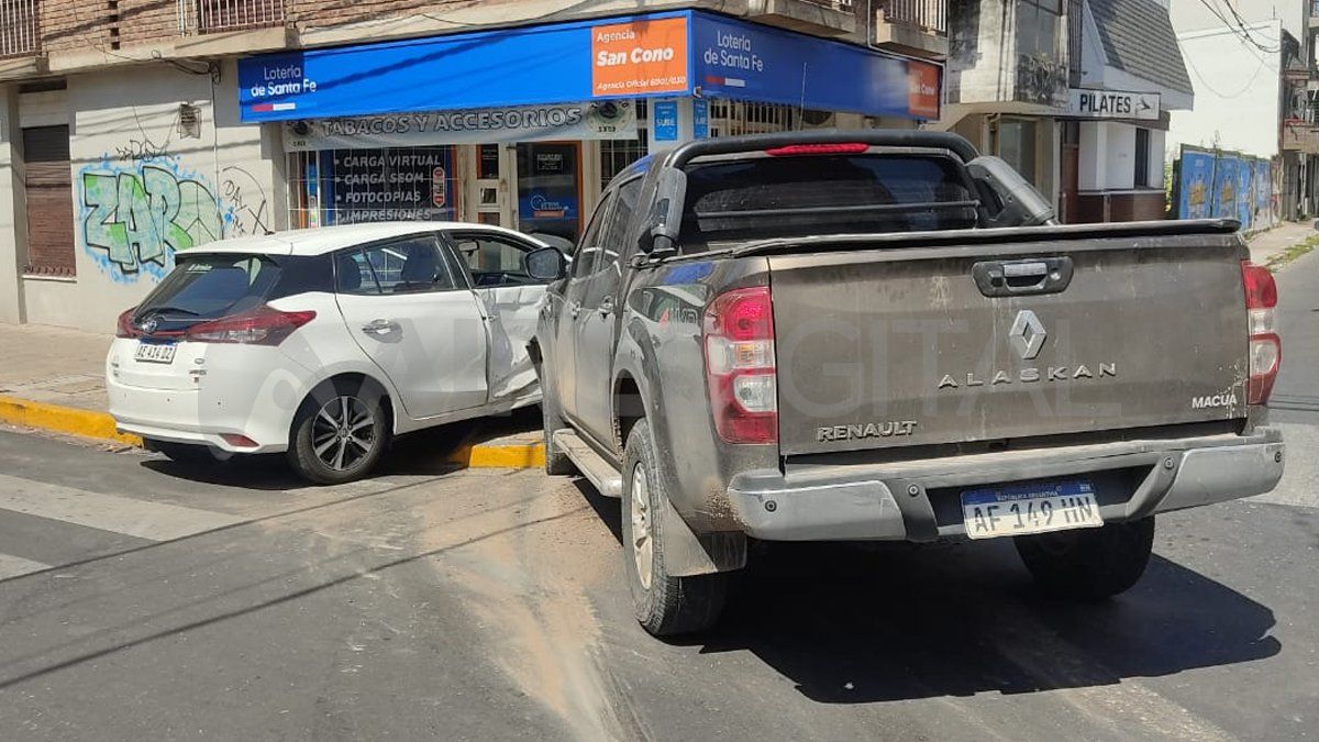 Lo chocaron, se subió a la vereda y terminó impactando contra una columna: no hubo heridos