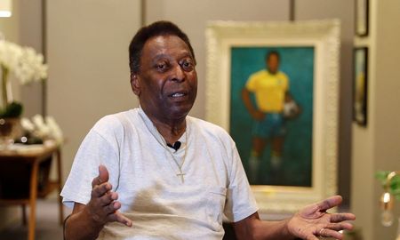 Pelé, leyenda del fútbol mundial, fue operado por un tumor en el colón y anunció este jueves que se recupera de buena forma de la intervención. Pelé, leyenda del fútbol mundial, fue operado por un tumor en el colón y anunció este jueves que se recupera de buena forma de la intervención.