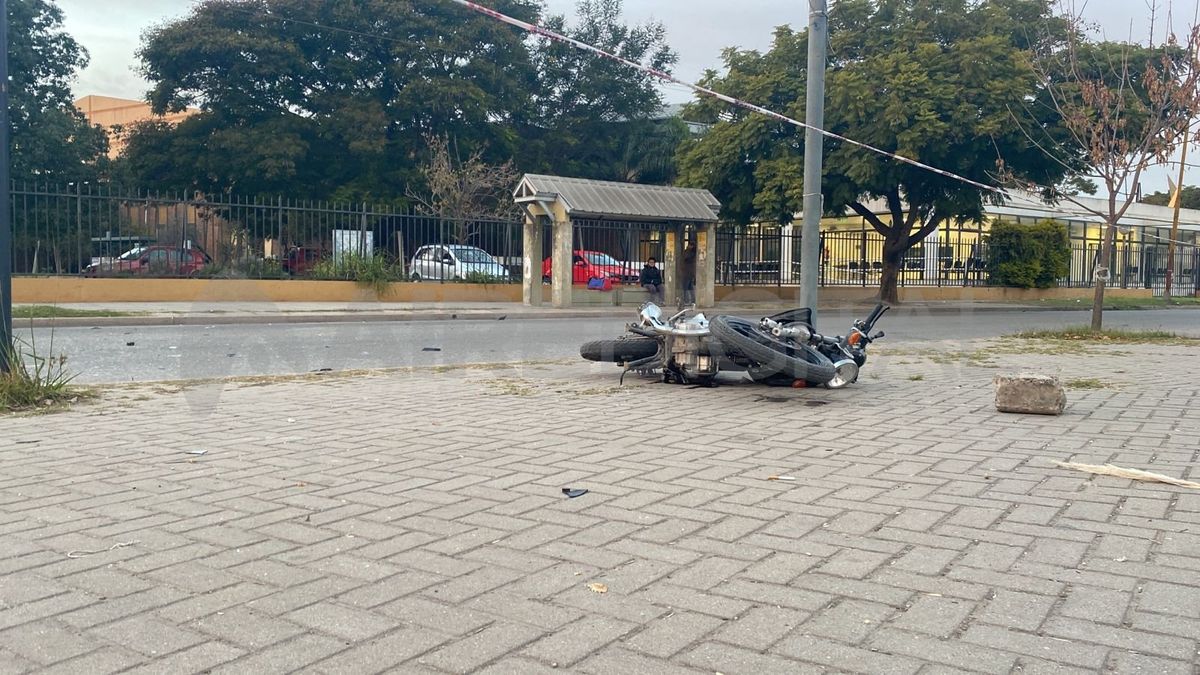El auto y la moto quedaron en el lugar del choque mientras se realizaban los peritajes.