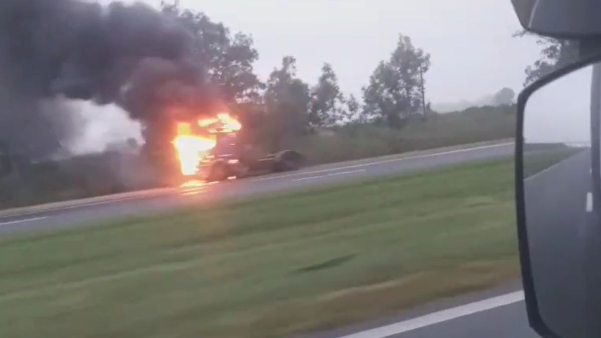 El vehículo comenzó a prenderse fuego durante la mañana de este lunes mientras circulaba por la autopista Rosario - Santa Fe.