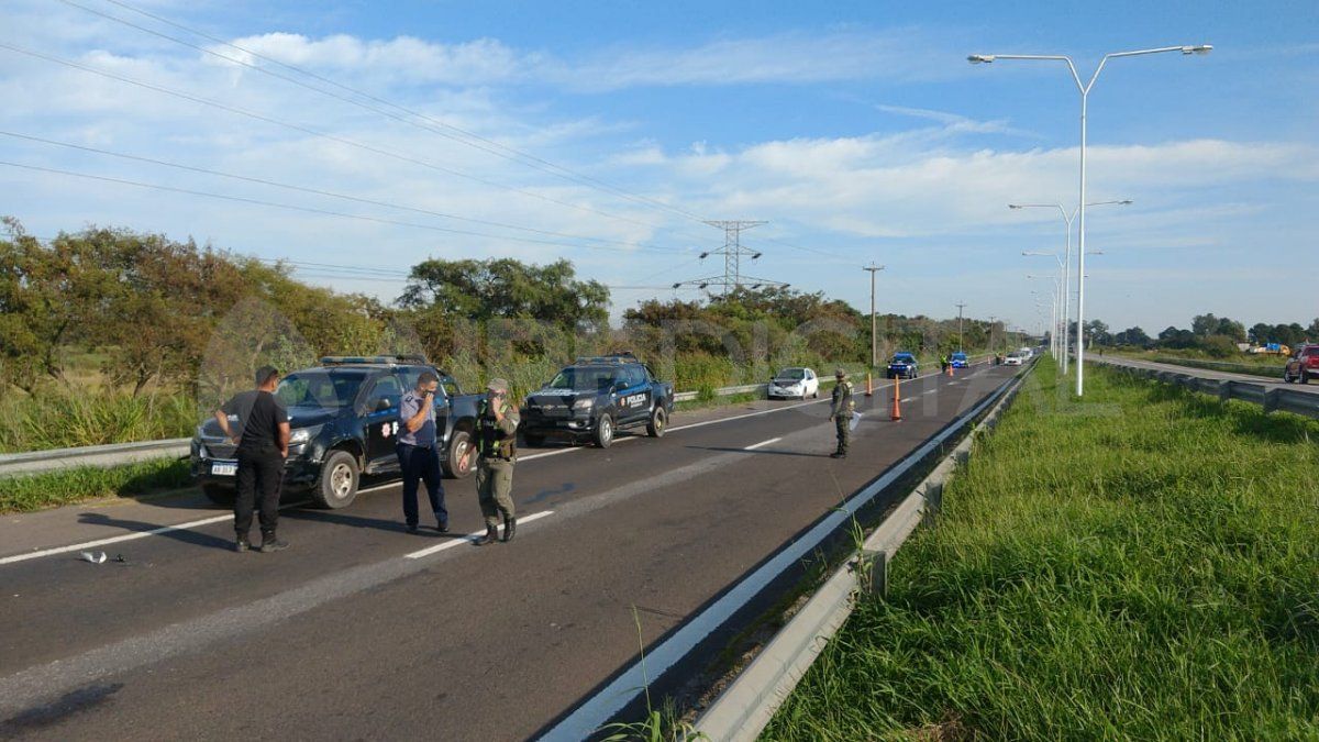 Tras el accidente, la policía de la provincia dispuso un operativo de desvíos debido a que media calzada quedó obstruida