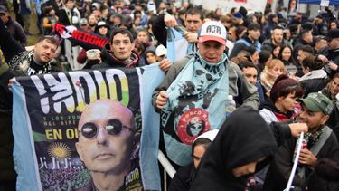 El último adiós al Indio, en fotos: masiva peregrinación hacia Avellaneda Dolor y tristeza, el sentimiento predominante en la masiva despedida al Indio Solari.