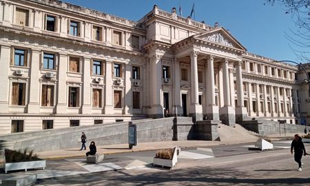 Este miércoles comenzó la presencialidad plena en los Tribunales de Córdoba, del total de trabajadores sólo 60 no quieren vacunarse contra el coronavirus. Estos trabajadores deberán realizarse un hisopado cada 72 horas o tomarse licencia sin goce de haberes. Este miércoles comenzó la presencialidad plena en los Tribunales de Córdoba, del total de trabajadores sólo 60 no quieren vacunarse contra el coronavirus. Estos trabajadores deberán realizarse un hisopado cada 72 horas o tomarse licencia sin goce de haberes.