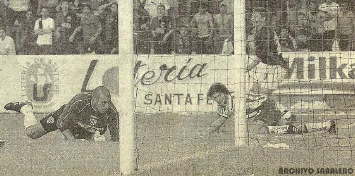 Gabriel Migliónico festeja el gol de Colón ante Unión en el clásico de Santa Fe. Foto: Archivo Sabalero.
