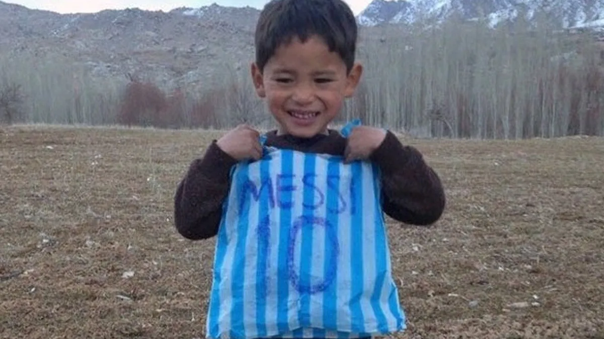 El drama del nene afgano que se hizo una camiseta de Messi con una bolsa