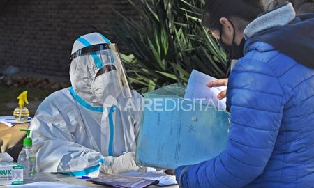 Profesionales sanitarios realizando operativos de testeo de coronavirus en Villa Azul, barrio del conurbano bonaerense donde se registró un importante foco de contagio. Profesionales sanitarios realizando operativos de testeo de coronavirus en Villa Azul, barrio del conurbano bonaerense donde se registró un importante foco de contagio.