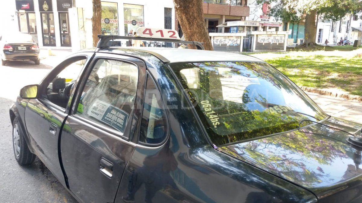 El chofr del taxi 412 fue asaltado en barrio Los Troncos al mediodia. 