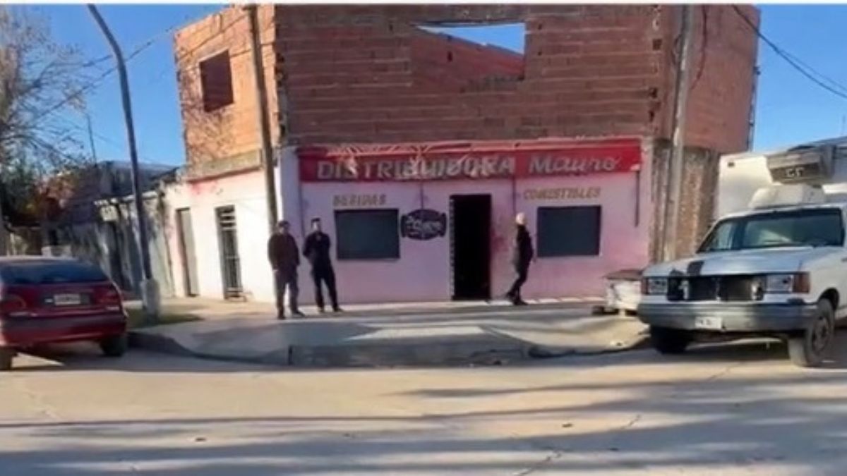 El dueño del local dormía en el comercio junto a su hija tras sufrir una ola de asaltos. En medio de un forcejeo con un menor de 15 años