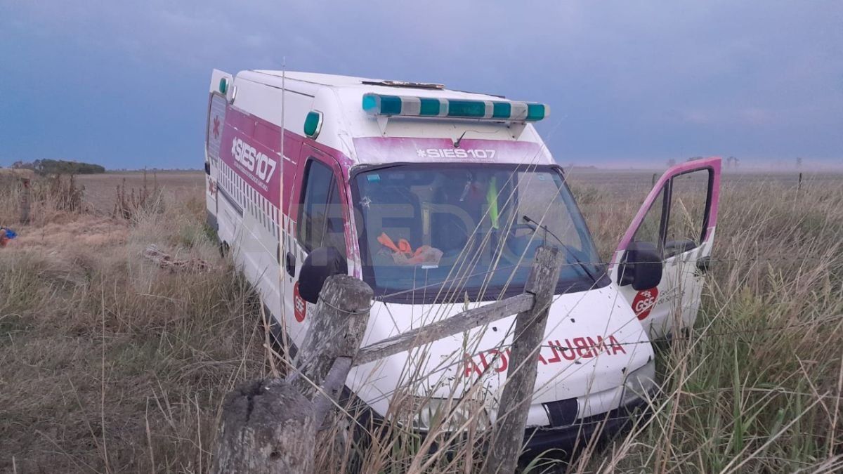 Una ambulancia conducida por un médico ebrio terminó chocada en Colonia Fidela