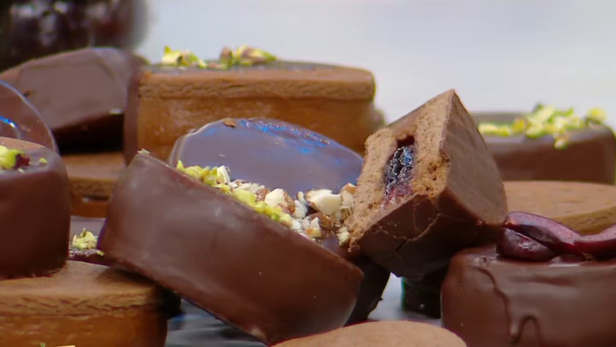Alfajores de selva negra, la receta dulce para el fin de semana. Alfajores de selva negra, la receta dulce para el fin de semana.