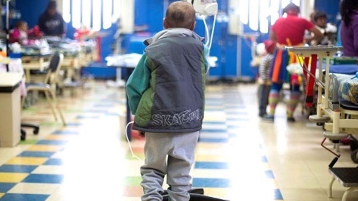 La norma, que crea un programa integral para reducir la morbimortalidad, fue aprobada por 64 a 0, en un recinto cuyas gradas estuvieron colmadas por familias de niños con la enfermedad.