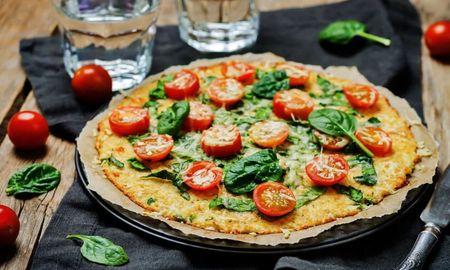 La receta de pizza de coliflor con tomate, mozzarella y albahaca. La receta de pizza de coliflor con tomate, mozzarella y albahaca.