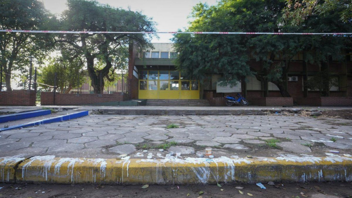 La escuela Mariano Moreno de San Cristóbal permanece bajo custodia policial La escuela Mariano Moreno de San Cristóbal permanece bajo custodia policial