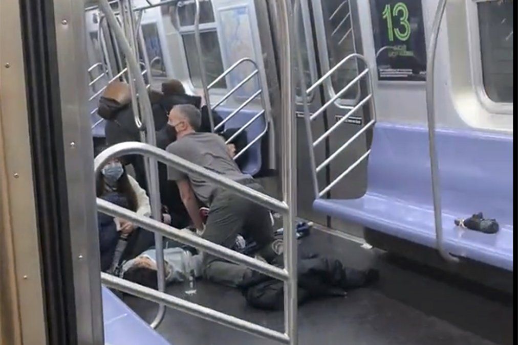 En un subte de Estados Unidos un hombre abrió fuego dentro del vagón.