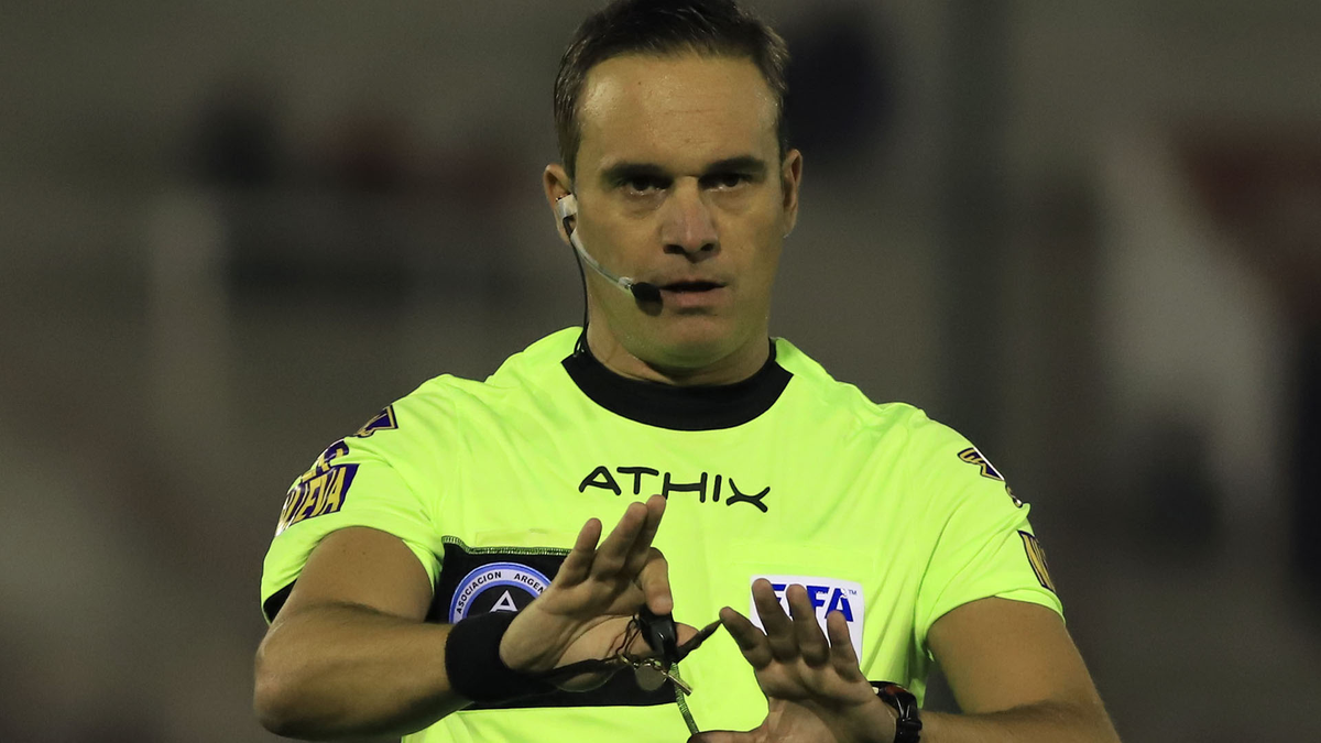 Patricio Loustau es mirado de reojo por River.