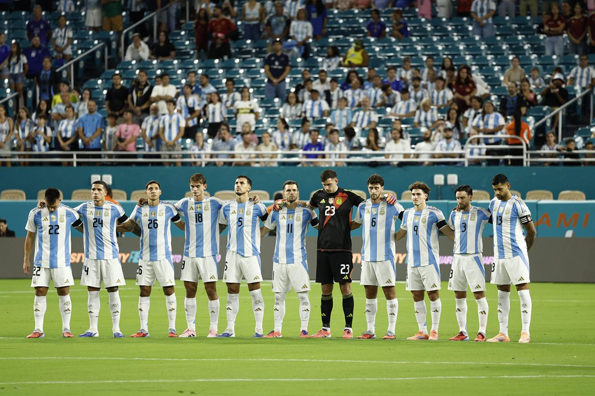 Minuto de silencio en la previa de Argentina vs. Venezuela en honor a Miguel Ángel Russo. Minuto de silencio en la previa de Argentina vs. Venezuela en honor a Miguel Ángel Russo.