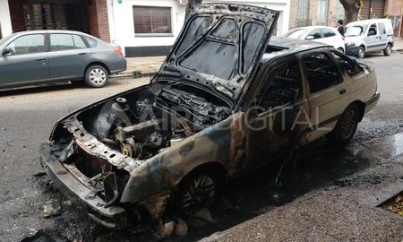 El tránsito estuvo cortado hasta que los bomberos pudieron sofocar el incendio. El tránsito estuvo cortado hasta que los bomberos pudieron sofocar el incendio.