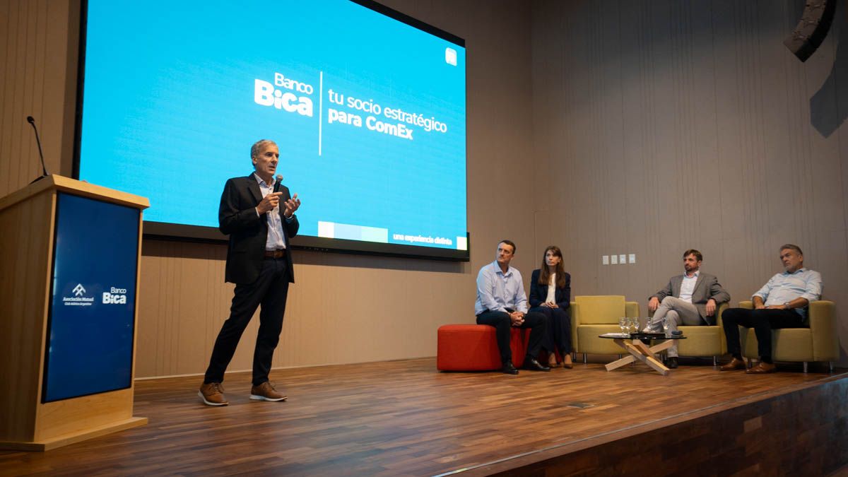 En la jornada se debatió sobre el nuevo escenario exportador y qué necesitan las pymes de Santa Fe para salir al mundo. En la jornada se debatió sobre el nuevo escenario exportador y qué necesitan las pymes de Santa Fe para salir al mundo.