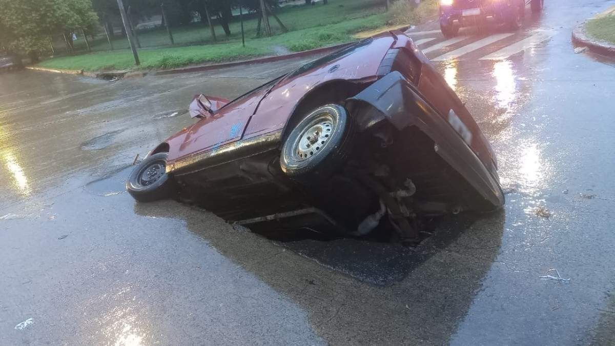 El auto cayó en un pozo en medio de la tormenta. El auto cayó en un pozo en medio de la tormenta.