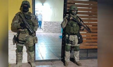A cuatro meses del crimen de Pillín Bracamonte, la Tropa de Operaciones Especiales (TOE) de Santa Fe detuvo a dos jóvenes que ocupan actualmente un rol relevante en la hinchada canalla. A cuatro meses del crimen de Pillín Bracamonte, la Tropa de Operaciones Especiales (TOE) de Santa Fe detuvo a dos jóvenes que ocupan actualmente un rol relevante en la hinchada canalla.