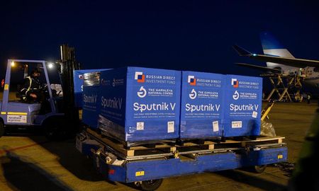La vacuna de Sputnik V viaja en contenedores especiales denominados Thermobox. La vacuna de Sputnik V viaja en contenedores especiales denominados Thermobox.