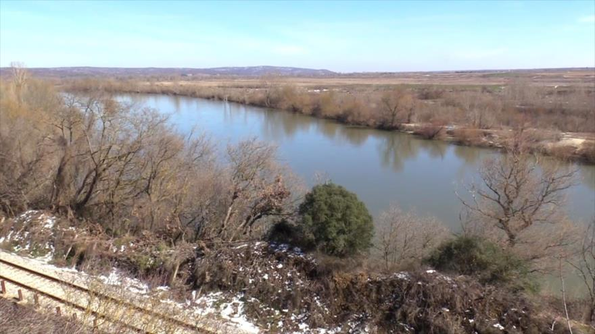 El Río Evros separa Grecia de Turquía. Allí se encontraron a casi 100 refugiados desnudos.