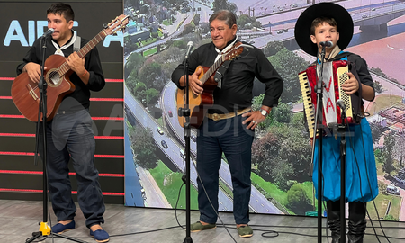 El joven de 13 años, Valentín Ávila, tocó en vivo de chamamé paran los estudios de AIRE. El joven de 13 años, Valentín Ávila, tocó en vivo de chamamé paran los estudios de AIRE.