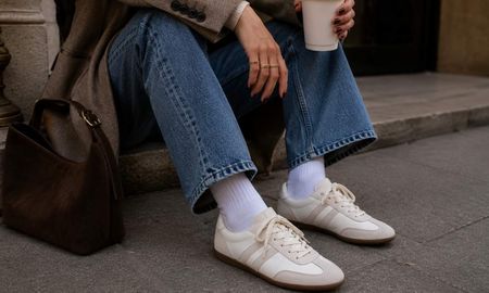 Las zapatillas de perfil bajo y estética retro reemplazan a las chunky sneakers este invierno 2026. Las zapatillas de perfil bajo y estética retro reemplazan a las chunky sneakers este invierno 2026.