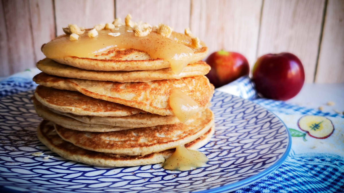 Tortillas de manzana y avena en sartén Tortillas de manzana y avena en sartén
