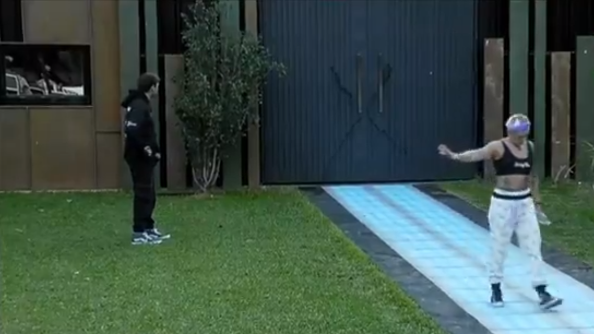 Furia dibujó una cruz con vinagre en la puerta de la casa de Gran Hermano. Furia dibujó una cruz con vinagre en la puerta de la casa de Gran Hermano.