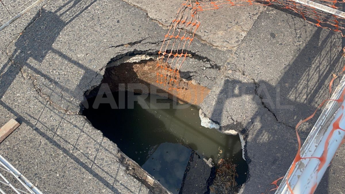 El socavón apareció en la esquina de Alberdi y Luciano Molina