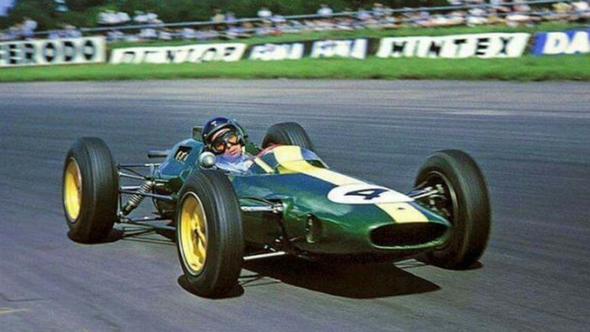 Con el revolucionario Lotus 25-Climax, el primer chasis monocasco de la historia, Clark conquistó su primer título mundial en 1963 tras ganar siete de las diez pruebas del calendario de esa temporada: se impuso en Bélgica –bajo una lluvia torrencial–, Holanda, Francia, Gran Bretaña, Italia, México y Sudáfrica. Además, Lotus se llevó su primera Copa de Constructores. Con el revolucionario Lotus 25-Climax, el primer chasis monocasco de la historia, Clark conquistó su primer título mundial en 1963 tras ganar siete de las diez pruebas del calendario de esa temporada: se impuso en Bélgica –bajo una lluvia torrencial–, Holanda, Francia, Gran Bretaña, Italia, México y Sudáfrica. Además, Lotus se llevó su primera Copa de Constructores.