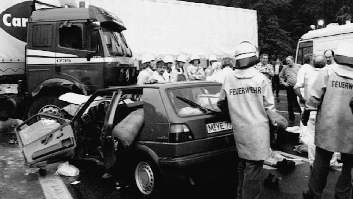 Cerca de las 17.20 del lunes 7 de junio de 1993, Petrovic murió en Dakendorf, cerca de Ingolstadt, Alemania, cuando el VW Golf que conducía su novia impactó contra un camión que se cruzó de carril en la Autobahn 9. El croata dormía mientras viajaba en el asiento del acompañante y, como no utilizaba el cinturón de seguridad, su cuerpo fue expulsado del auto –atravesando el parabrisas–, golpeó su cabeza contra el camión, y falleció prácticamente en el acto. Tenía 28 años. Cerca de las 17.20 del lunes 7 de junio de 1993, Petrovic murió en Dakendorf, cerca de Ingolstadt, Alemania, cuando el VW Golf que conducía su novia impactó contra un camión que se cruzó de carril en la Autobahn 9. El croata dormía mientras viajaba en el asiento del acompañante y, como no utilizaba el cinturón de seguridad, su cuerpo fue expulsado del auto –atravesando el parabrisas–, golpeó su cabeza contra el camión, y falleció prácticamente en el acto. Tenía 28 años.