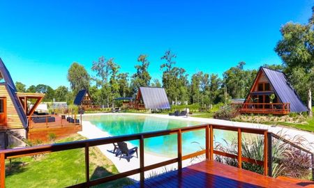 Se trata de un complejo de cabañas boutique con pileta estilo playa y servicios para eventos exclusivos para disfrutar y desconectarse en San José del Rincón. Se trata de un complejo de cabañas boutique con pileta estilo playa y servicios para eventos exclusivos para disfrutar y desconectarse en San José del Rincón.
