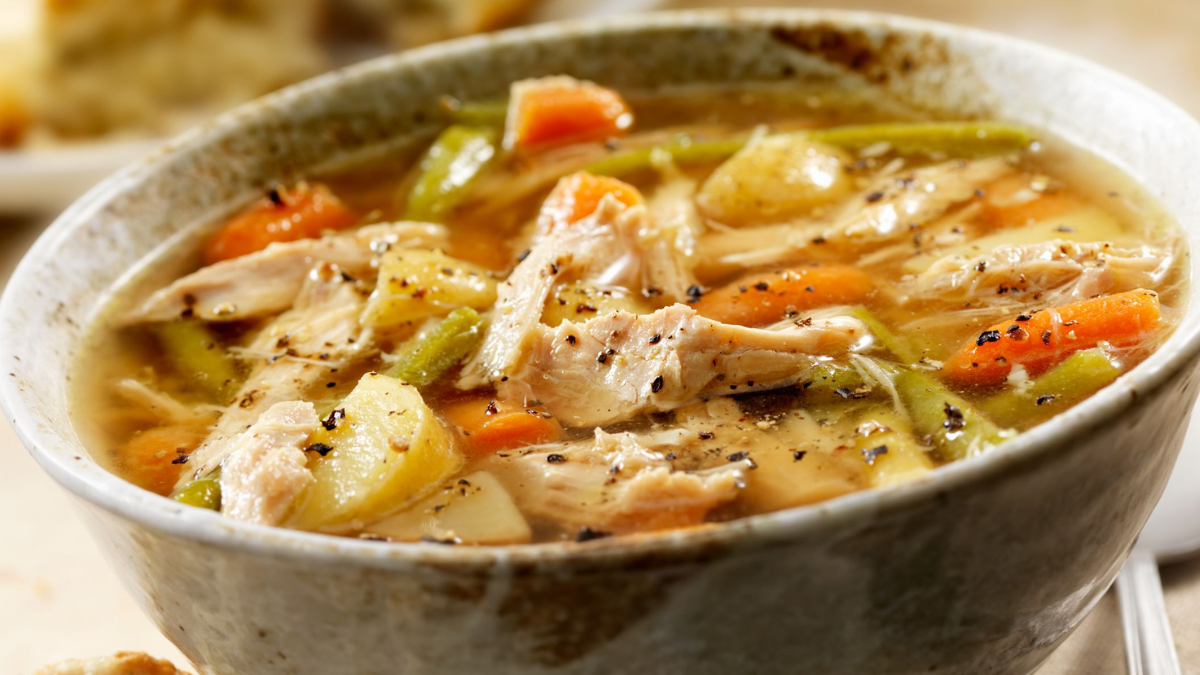 La receta sencilla y económica para hacer la sopa de pollo más rica