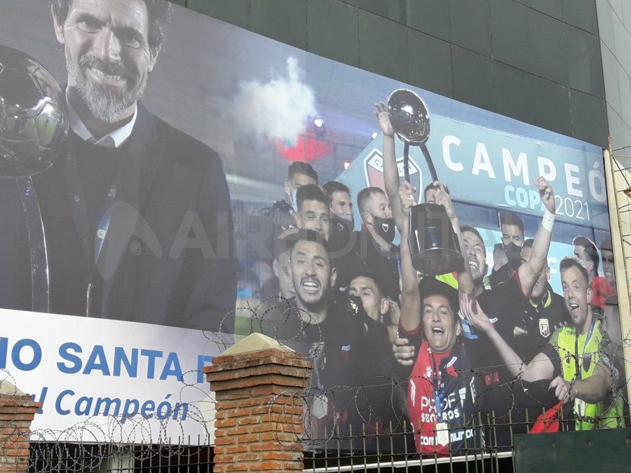 Así luce la fachada del estadio de Colón, quienes actualizaron la imagen a días del regreso del público a las canchas.