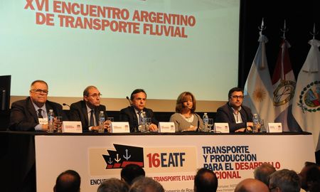La ministra de Infraestructura de la provincia, Silvina Frana, y el secretario de Transporte de la Nación, Diego Giuliano, participaron del debate realizado en la Bolsa de Comercio de Rosario. La ministra de Infraestructura de la provincia, Silvina Frana, y el secretario de Transporte de la Nación, Diego Giuliano, participaron del debate realizado en la Bolsa de Comercio de Rosario.