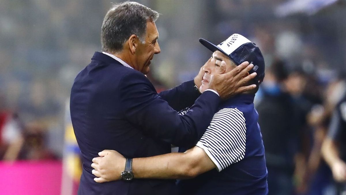 Miguel Ángel Russo junto a Diego Armando Maradona. 