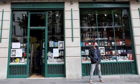 Durante el confinamiento nacional en noviembre en Francia, los libreros podían vender únicamente las obras que los clientes habían reservado a distancia y que se acercaban a buscar a la puerta de los negocios. Durante el confinamiento nacional en noviembre en Francia, los libreros podían vender únicamente las obras que los clientes habían reservado a distancia y que se acercaban a buscar a la puerta de los negocios.