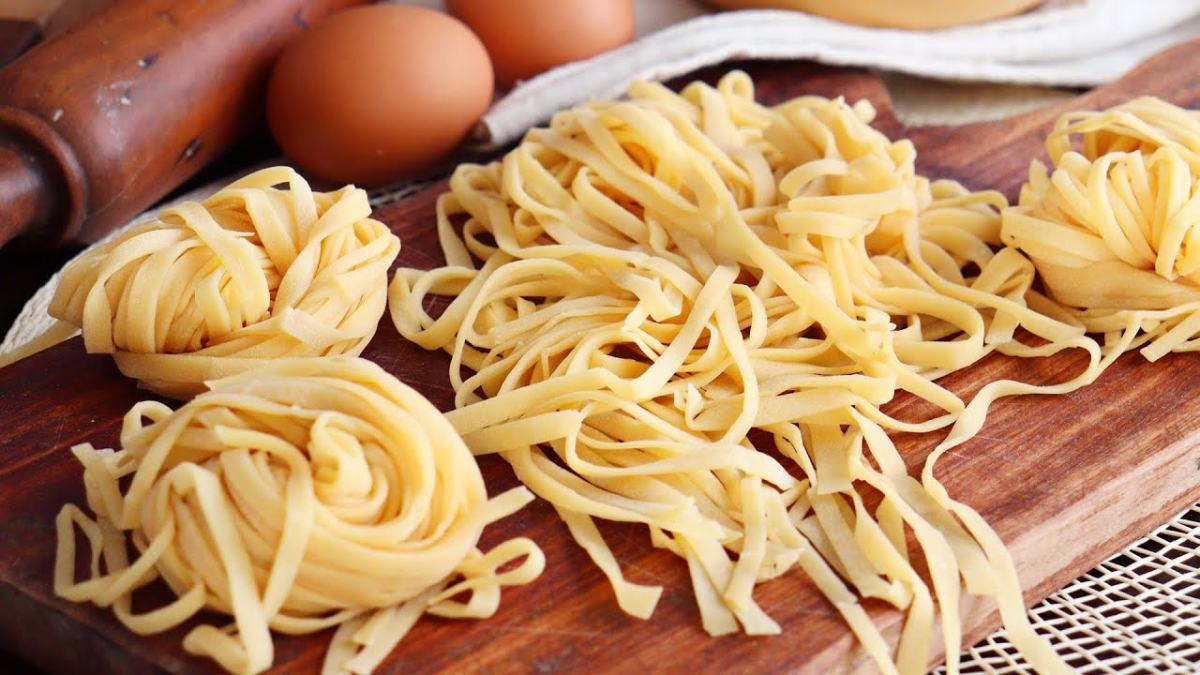 Fideos caseros al huevo: la receta más fácil y con solo tres ingredientes