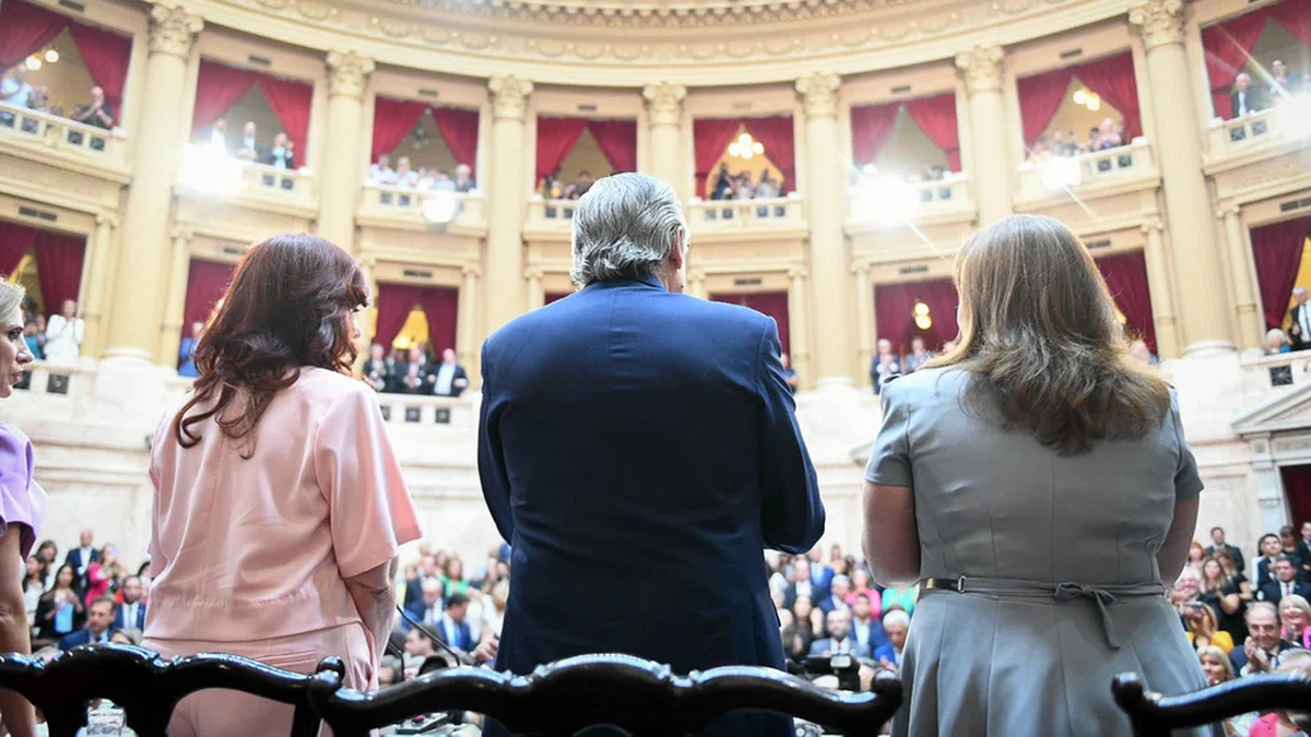 Cristika Kirchner, Alberto Fernández y Cecilia Moreau, de frente a la Asamblea Legislativa.