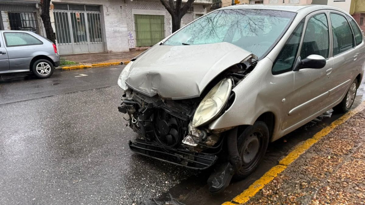 El choque involucró a un Citroën Xsara y un Chevrolet Sonic.