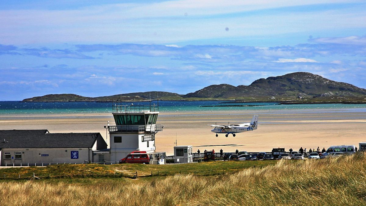 La primera vez que se utilizó la playa como pista de aterrizaje fue el 14 de junio de 1933 y, este particular aeródromo –también conocido como Barra Eoligarry Airport– se inauguró oficialmente para la operación de servicios aéreos regulares el 7 de agosto de 1936. La primera vez que se utilizó la playa como pista de aterrizaje fue el 14 de junio de 1933 y, este particular aeródromo –también conocido como Barra Eoligarry Airport– se inauguró oficialmente para la operación de servicios aéreos regulares el 7 de agosto de 1936.
