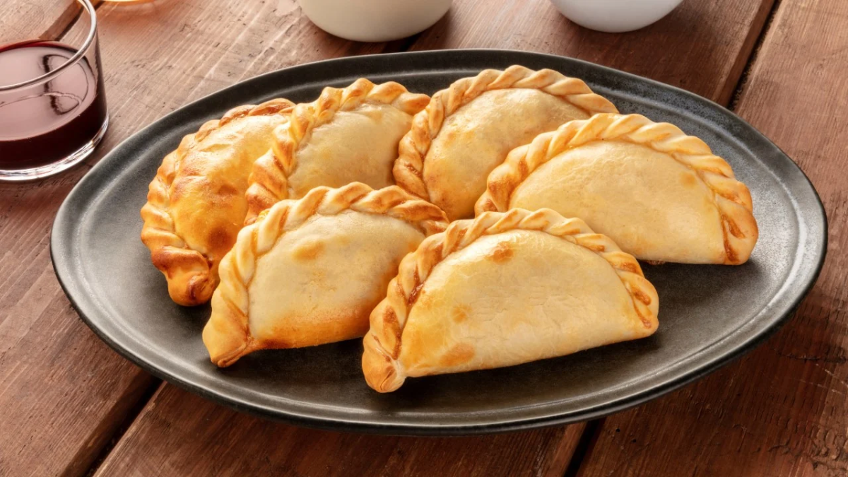 Cómo hacer empanadas de pollo al verdeo en casa: la receta sencilla y económica con pocos ingredientes