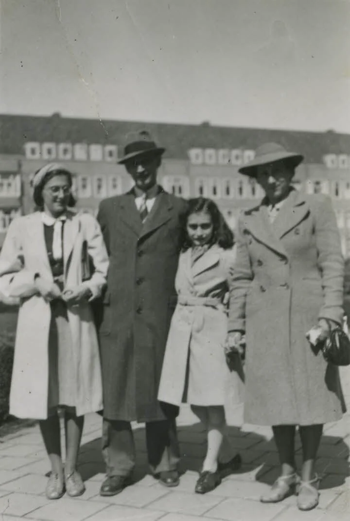 La familia Frank en la plaza Merwedeplein en Amsterdam, en 1941 (Fundaci&oacute;n Ana Frank).