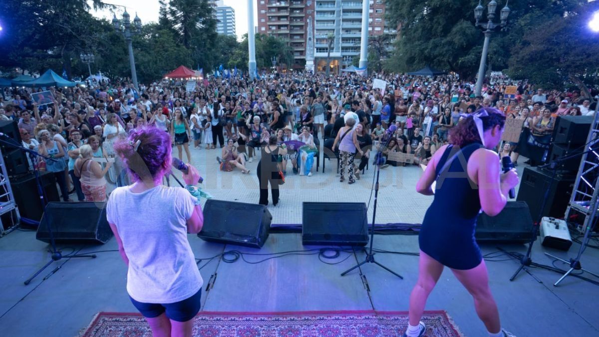Mujeres y disidencias de todas las edades, desde trabajadoras y jubiladas, hasta docentes y profesionales de la salud, referentes de comedores comunitarios, integrantes de organizaciones sociales y espacios políticos, personas con discapacidad, integrantes de pueblos originarios, dijeron presente en la marcha. Mujeres y disidencias de todas las edades, desde trabajadoras y jubiladas, hasta docentes y profesionales de la salud, referentes de comedores comunitarios, integrantes de organizaciones sociales y espacios políticos, personas con discapacidad, integrantes de pueblos originarios, dijeron presente en la marcha.