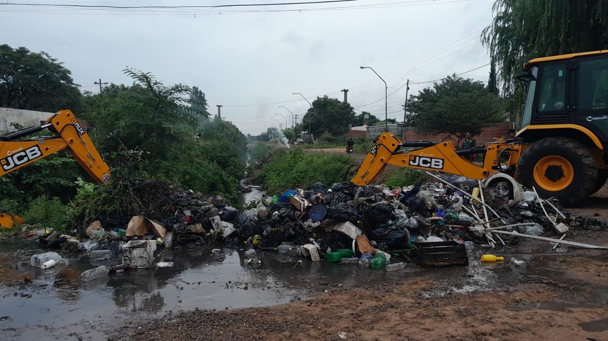 Esta imagen tiene apenas una semana y muestra la cantidad de basura que se arroja a los canales a cielo abierto que cumplen un rol esencial para el sistema de desagües de la ciudad de Santa Fe. Esta imagen tiene apenas una semana y muestra la cantidad de basura que se arroja a los canales a cielo abierto que cumplen un rol esencial para el sistema de desagües de la ciudad de Santa Fe.