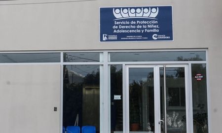 Ariel Pedroni aguarda en la puerta de la Secretaría de Niñez por la tenencia de su hijo, mientras su familia de Santa Fe busca costear los gastos hoteleros. Ariel Pedroni aguarda en la puerta de la Secretaría de Niñez por la tenencia de su hijo, mientras su familia de Santa Fe busca costear los gastos hoteleros.