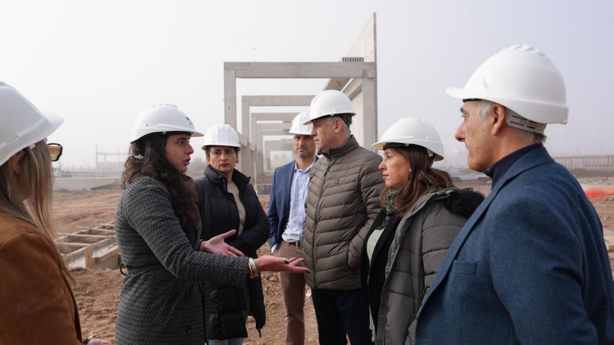 La secretaria de Asuntos Penales del Ministerio de Justicia y Seguridad de Santa Fe, Lucía Masneri, junto con el secretario de Relaciones Internacionales de la Provincia, Claudio Díaz, y el secretario de la Unidad Ejecutora en Infraestructura, Diego Leone, recibieron este martes a una delegación de funcionarios de la República de Chile