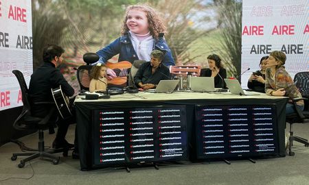 Lucía Ramseyer visitó los estudios de Ahora Vengo y compartió su música a través de Aire de Santa Fe. Lucía Ramseyer visitó los estudios de Ahora Vengo y compartió su música a través de Aire de Santa Fe.